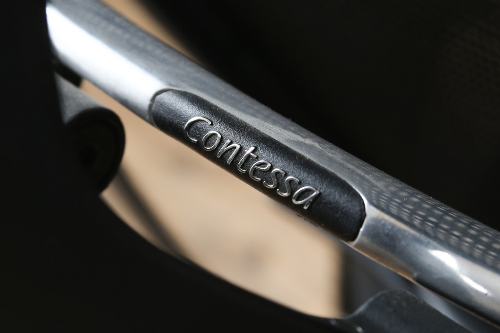 中古　高級オフィスチェア　オカムラ(okamura)　Contessa(コンテッサ)　疲れにくい機能性とスタイリッシュなデザイン性を兼ね備えたオフィスチェア(ワークチェア、アームチェア、回転チェア、椅子、イス)(定価約22万円)(R-082382)