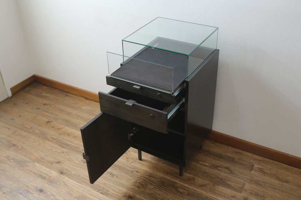 中古　美品　特注品　アンティーク調　収納付きのシンプルなショーケース(ガラスケース、Gケース、コレクションケース、ディスプレイケース、展示台、展示ケース、ジュエリーケース、飾り台、陳列台、サイドキャビネット、店舗什器)(R-077848)