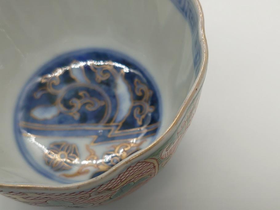 明治期　伊万里　色絵　金襴手　角冨　松鶴図　色彩鮮やかな吉祥図が目を引く蓋付き4寸(約12cm)碗&5寸(約15cm)深皿&3寸(約9cm)湯呑み3点セット(四寸、五寸、三寸、角富、向付、蕎麦猪口、和食器、和皿)(R-061968)