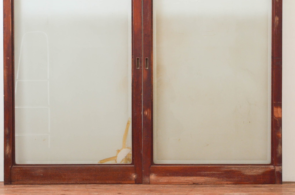 アンティーク建具　総欅(ケヤキ)材　漆塗りが上品な大判ガラス戸2枚セット(引き戸)(R-074218)