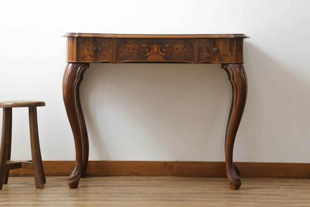 中古　美品　C.M.T.社　CONSORZIO MOBILIERI D'ARTE　象嵌入り　品のある佇まいの猫脚ドレッサー(デスク、コンソールテーブル、机、化粧台、鏡台、ミラー)(R-069229)