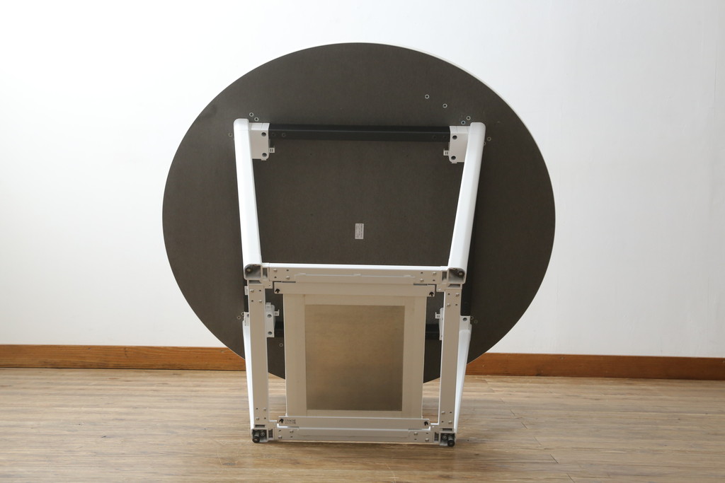 中古　短期展示品　極美品　コクヨ(KOKUYO)　リージョン(Region)　ボックス脚 円形テーブル(LT-RGC12M)　グレインドホワイト　シンプルですっきりとした佇まいが魅力のミーティングテーブル(オフィスデスク、会議テーブル、ラウンドテーブル、丸テーブル、ワークデスク)(定価約15万9千円)(R-066885)