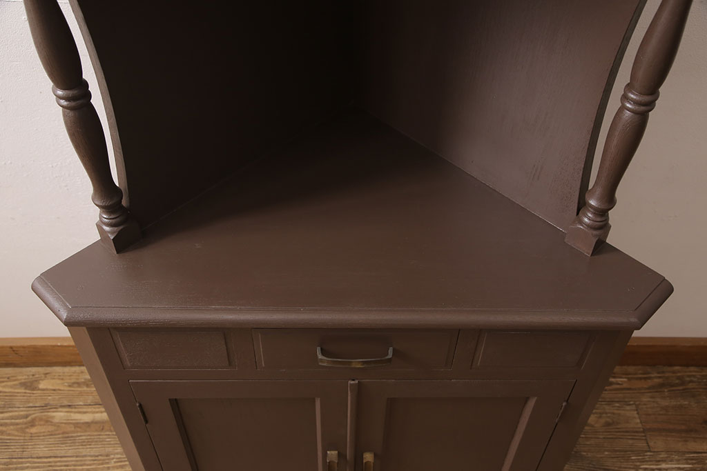 和製アンティーク　ナラ材　ペイント　落ち着きのある佇まいが魅力的なコーナーキャビネット(収納棚、戸棚)(R-051707)