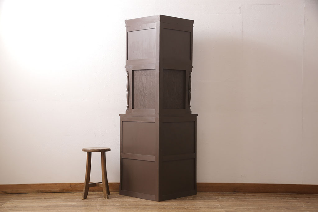 和製アンティーク　ナラ材　ペイント　落ち着きのある佇まいが魅力的なコーナーキャビネット(収納棚、戸棚)(R-051707)