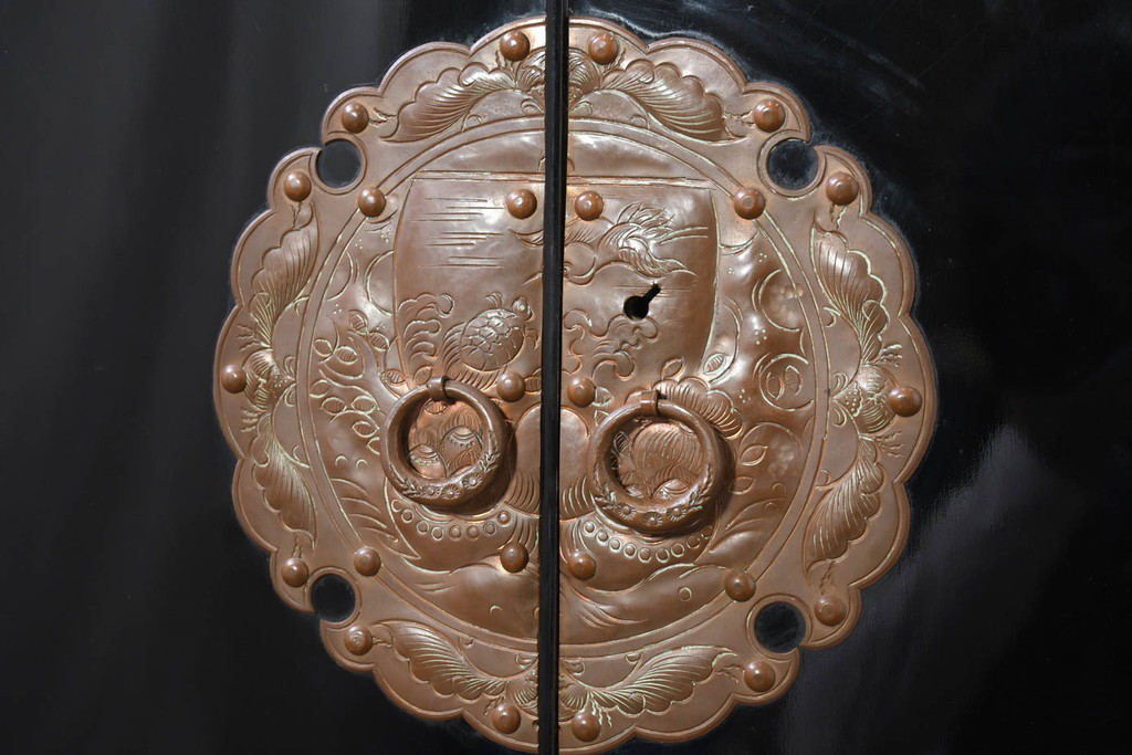 中古　美品!!　国産　職人手作り　高級家具　手打ち銅金具が素敵な黒漆塗りの民芸和箪笥(観音箪笥、着物箪笥、衣装箪笥、整理箪笥、収納箪笥、引き出し、チェスト)(R-082318)