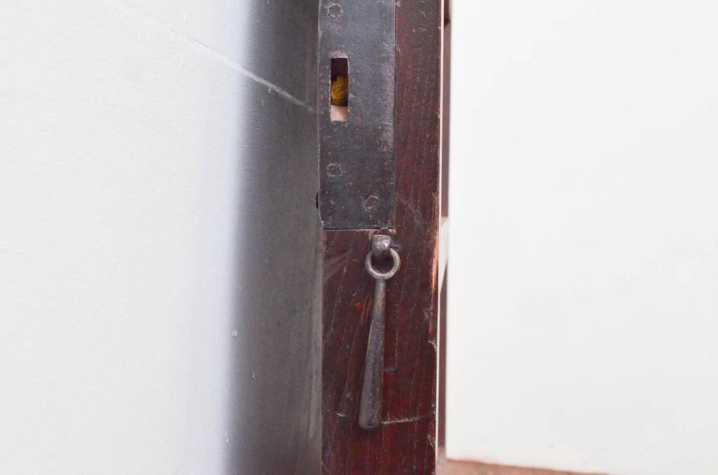 アンティーク建具　総栗材　一枚板　味わい深い木の風合いが魅力的な蔵戸1枚(玄関戸、板戸、引き戸)(R-074195)