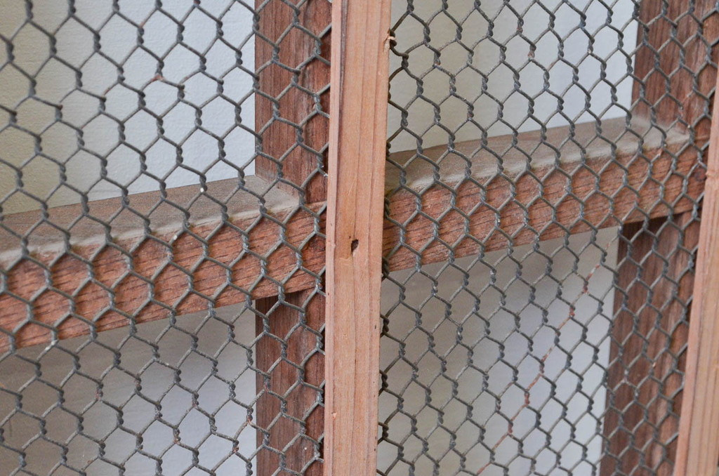 アンティーク建具　総欅(ケヤキ)材　美しく流れるような杢目が目を惹くマス目格子蔵戸1枚(きつね格子、狐格子、玄関戸、玄関ドア、引き戸、枡格子、格子戸、マス目、升目)(R-074198)
