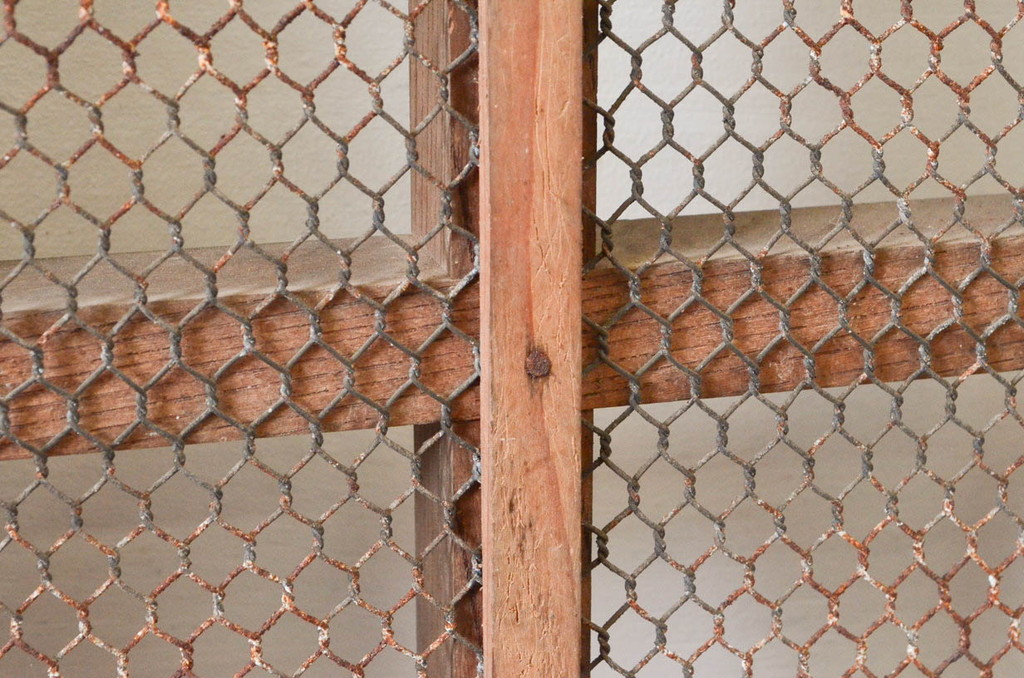 アンティーク建具　総欅(ケヤキ)材　美しく流れるような杢目が目を惹くマス目格子蔵戸1枚(きつね格子、狐格子、玄関戸、玄関ドア、引き戸、枡格子、格子戸、マス目、升目)(R-074199)