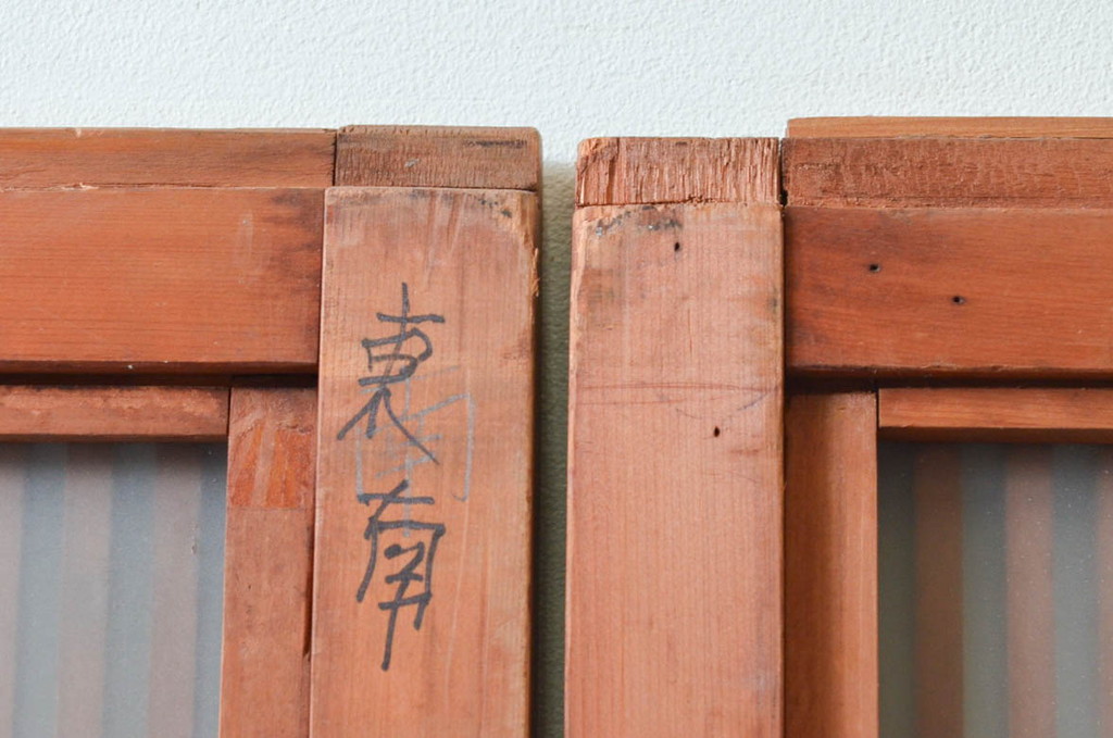 アンティーク建具　赤みがかった木色と整然と並ぶ格子が美しい裏障子付き格子戸3枚セット(引き戸、障子戸)(R-074209)