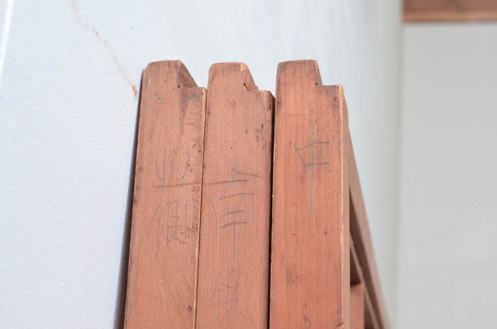 アンティーク建具　赤みがかった木色と整然と並ぶ格子が美しい裏障子付き格子戸3枚セット(引き戸、障子戸)(R-074209)