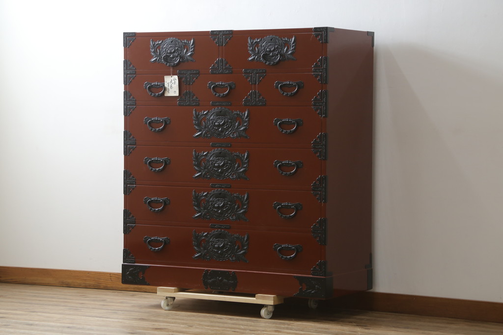 中古　超美品　仙台民芸箪笥(仙台箪笥)　欅産業　漆塗りの朱色に黒々とした金具が映える衣装箪笥(整理箪笥、和タンス、収納箪笥、民芸箪笥、引き出し、チェスト)(定価約110万円)(R-082835)
