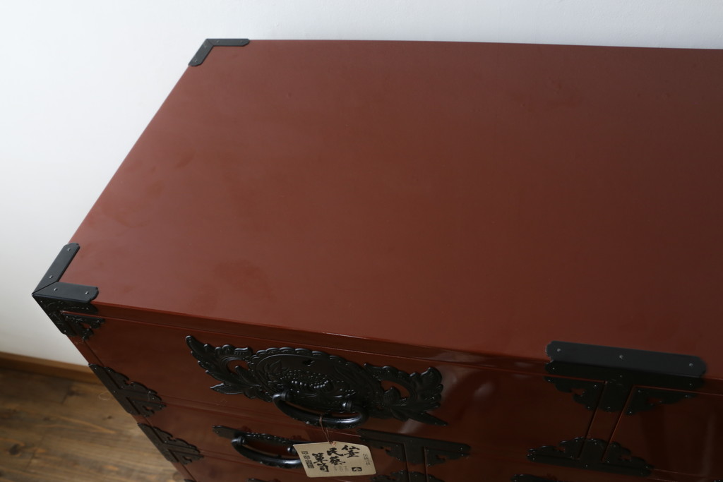 中古　超美品　仙台民芸箪笥(仙台箪笥)　欅産業　漆塗りの朱色に黒々とした金具が映える衣装箪笥(整理箪笥、和タンス、収納箪笥、民芸箪笥、引き出し、チェスト)(定価約110万円)(R-082835)
