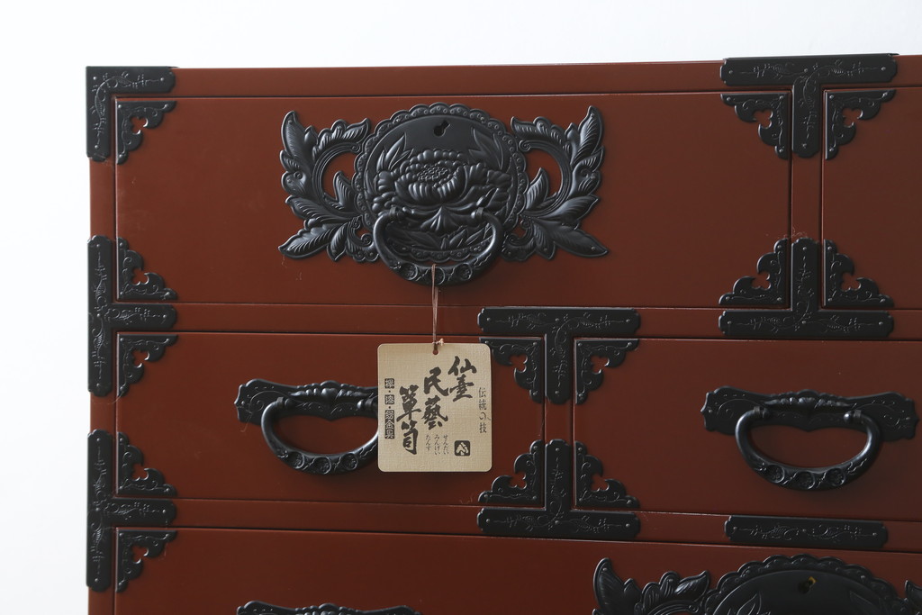 中古　超美品　仙台民芸箪笥(仙台箪笥)　欅産業　漆塗りの朱色に黒々とした金具が映える衣装箪笥(整理箪笥、和タンス、収納箪笥、民芸箪笥、引き出し、チェスト)(定価約110万円)(R-082835)