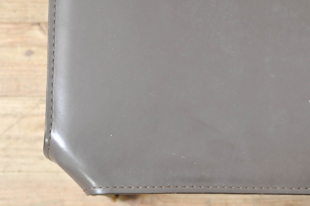 中古　Cassina(カッシーナ)　412　CAB(キャブ)　MARIO BELLINI(マリオベリーニ)　シンプルモダンな空間づくりに活躍するアームレスチェア2脚セット(ダイニングチェア、椅子、イス)(定価2脚で約52万8千円)(R-073991)