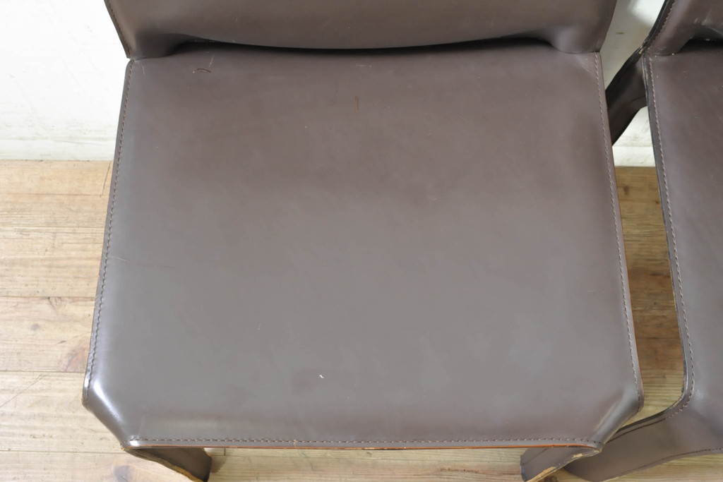 中古　Cassina(カッシーナ)　412　CAB(キャブ)　MARIO BELLINI(マリオベリーニ)　シンプルモダンな空間づくりに活躍するアームレスチェア2脚セット(ダイニングチェア、椅子、イス)(定価2脚で約52万8千円)(R-073995)