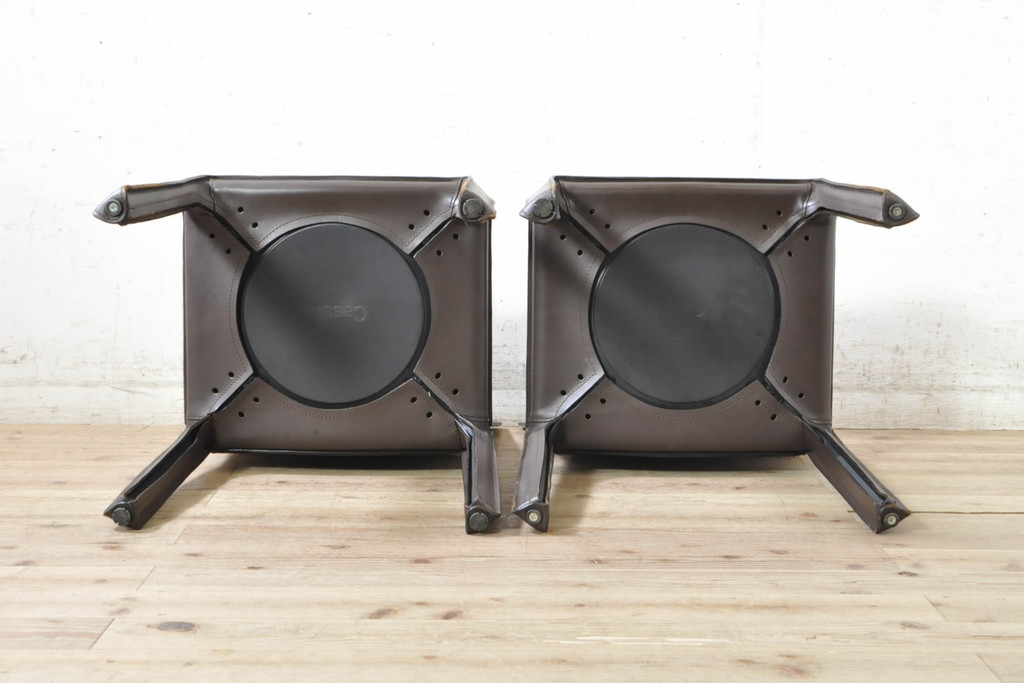 中古　Cassina(カッシーナ)　412　CAB(キャブ)　MARIO BELLINI(マリオベリーニ)　シンプルモダンな空間づくりに活躍するアームレスチェア2脚セット(ダイニングチェア、椅子、イス)(定価2脚で約52万8千円)(R-073996)