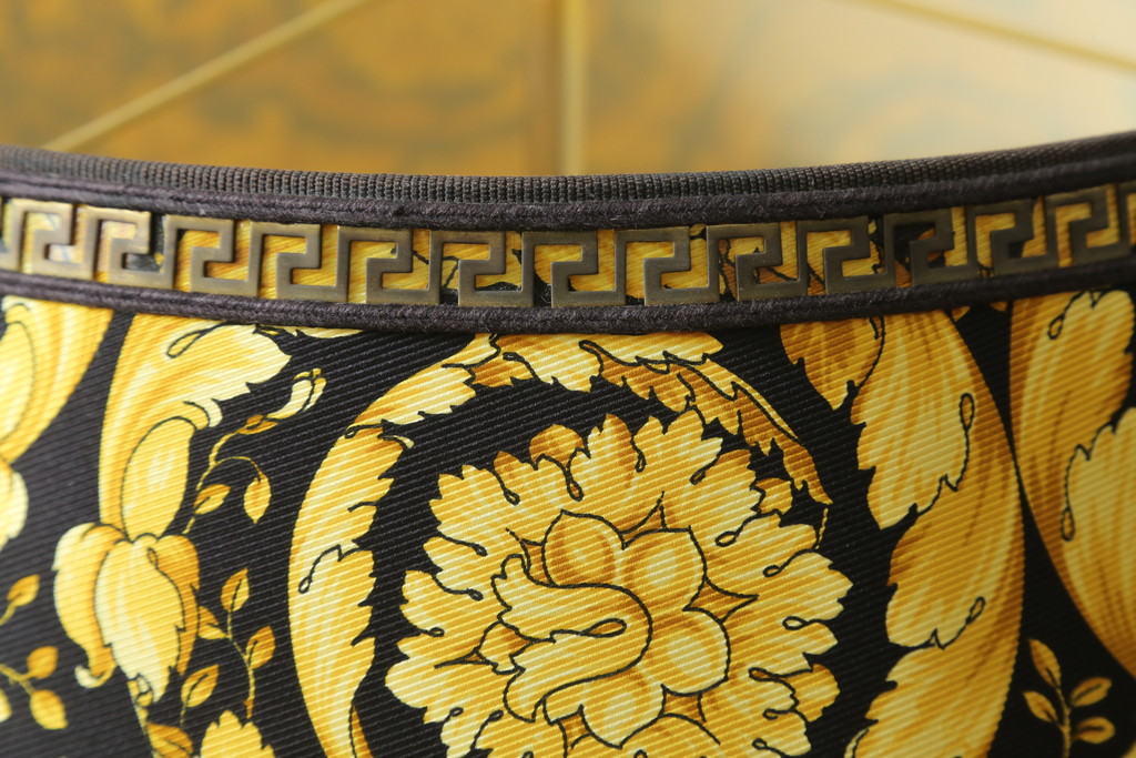 中古　EURO CASA(ユーロカーサ)取り扱い　最高級　VERSACE HOME(ヴェルサーチホーム)　MEDUSA(メデューサ)　ゴージャスな空間を演出するテーブルランプ(卓上照明、テーブルライト、デスクスタンド、スタンドライト)(R-075973)