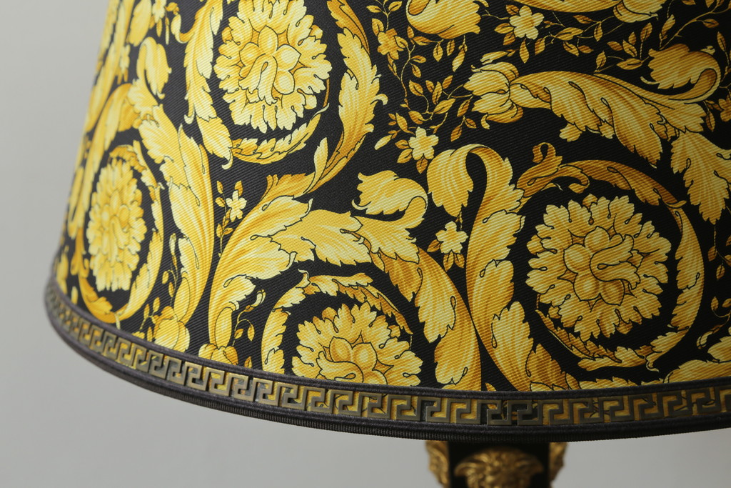 中古　EURO CASA(ユーロカーサ)取り扱い　最高級　VERSACE HOME(ヴェルサーチホーム)　MEDUSA(メデューサ)　ゴージャスな空間を演出するテーブルランプ(卓上照明、テーブルライト、デスクスタンド、スタンドライト)(R-075973)