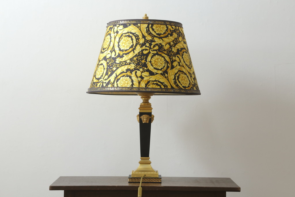 中古　EURO CASA(ユーロカーサ)取り扱い　最高級　VERSACE HOME(ヴェルサーチホーム)　MEDUSA(メデューサ)　ゴージャスな空間を演出するテーブルランプ(卓上照明、テーブルライト、デスクスタンド、スタンドライト)(R-075973)