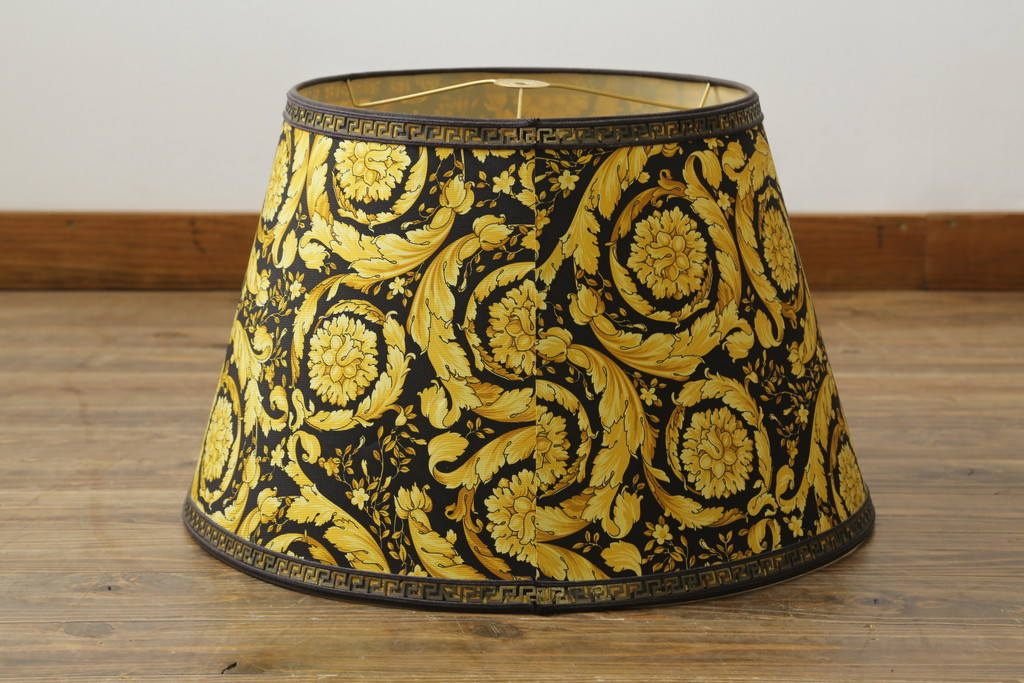 中古　EURO CASA(ユーロカーサ)取り扱い　最高級　VERSACE HOME(ヴェルサーチホーム)　MEDUSA(メデューサ)　ゴージャスな空間を演出するテーブルランプ(卓上照明、テーブルライト、デスクスタンド、スタンドライト)(R-075973)