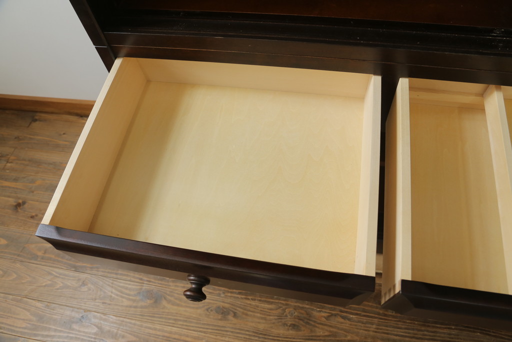 中古　美品　北海道民芸家具　美しい木肌とシックな佇まいが魅力的な重ね戸棚(収納棚、食器棚、飾り棚、キャビネット)(定価約55万円)(R-075928)