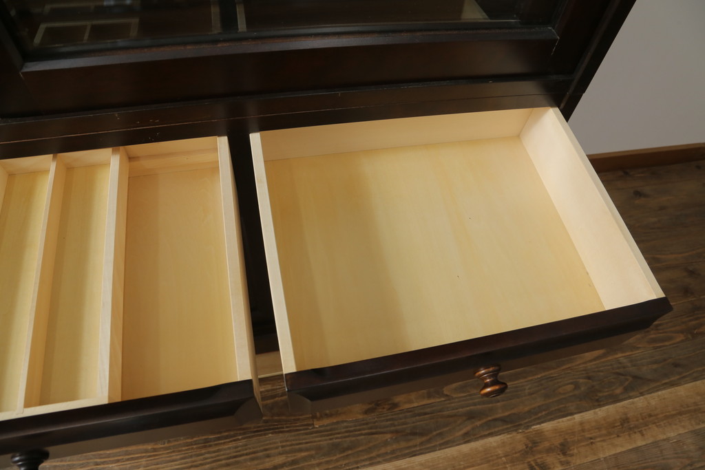 中古　美品　北海道民芸家具　美しい木肌とシックな佇まいが魅力的な重ね戸棚(収納棚、食器棚、飾り棚、キャビネット)(定価約55万円)(R-075928)