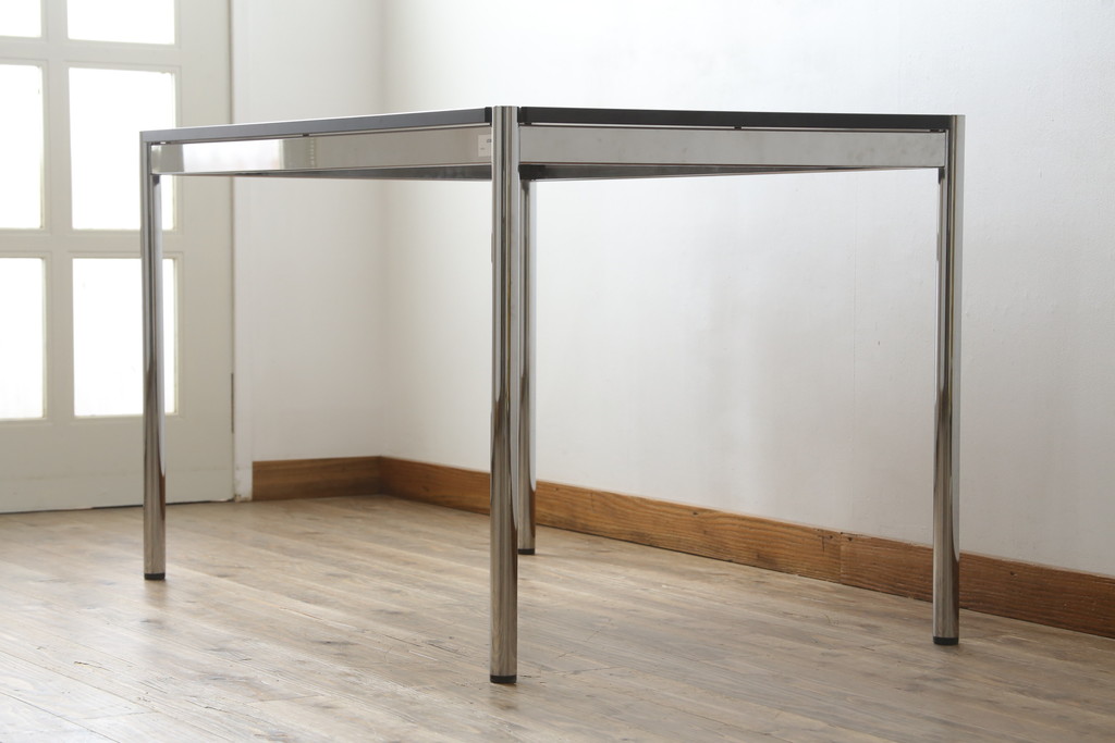 中古　USMハラー(USM Haller)　スタイリッシュなデザインがかっこいいシンプルなテーブル(ダイニングテーブル、食卓、4人掛け)(R-082632)
