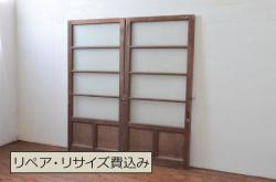 【オーダー家具実例】ガラス戸3枚を当店商品を元にご要望サイズで新規製作。ガラスは4隅に赤色ガラス、中央に花菱ガラス、その他はすりガラスを組み入れ、吊り金具用の穴と溝彫り加工、引手を取り付けました。ご希望の当店商品と同じ着色で仕上げ、大正ロマンな雰囲気に!(引き戸、建具)