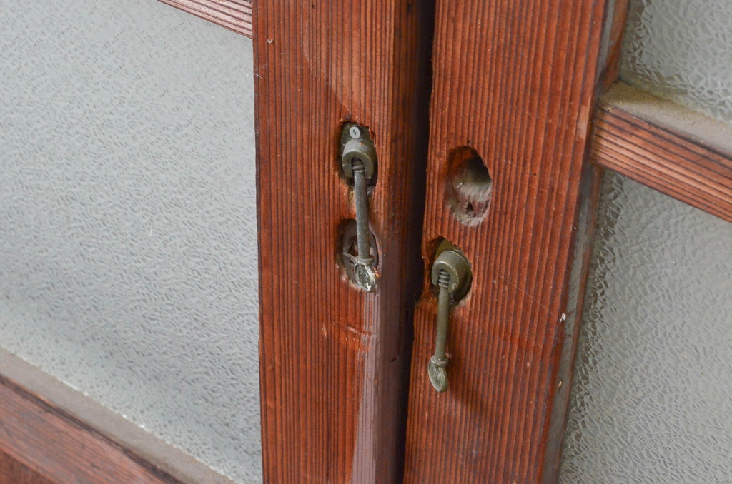 アンティーク建具　ダイヤガラス入り　趣のある木味が魅力的!大振りで重厚なガラス戸2枚セット(引き戸)(R-076258)