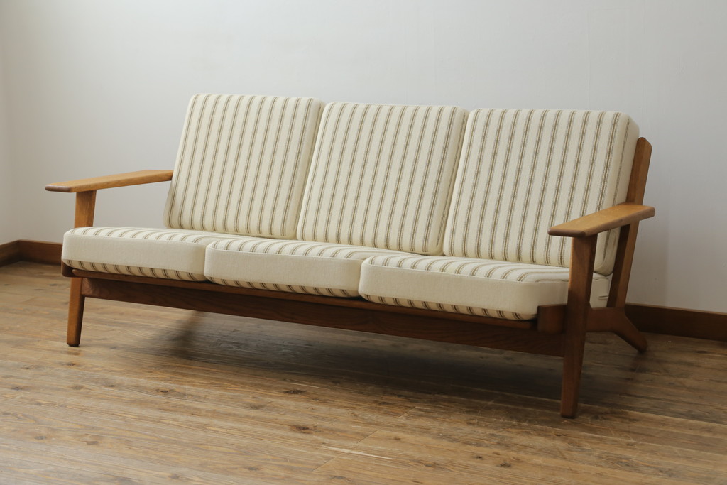 北欧ビンテージ　デンマークビンテージ　Hans J Wegner(ハンス・J・ウェグナー)　GETAMA(ゲタマ)　GE290　洗練された佇まいが目を引く3人掛けソファ(3P、三人掛け、アームソファ、トリプルソファ、3シーター、北欧、ヴィンテージ)(R-068271)