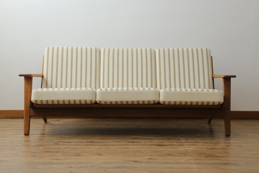 北欧ビンテージ　デンマークビンテージ　Hans J Wegner(ハンス・J・ウェグナー)　GETAMA(ゲタマ)　GE290　洗練された佇まいが目を引く3人掛けソファ(3P、三人掛け、アームソファ、トリプルソファ、3シーター、北欧、ヴィンテージ)(R-068271)