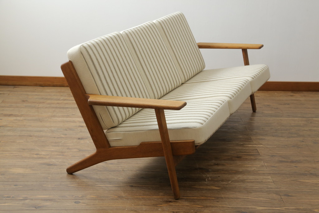 北欧ビンテージ　デンマークビンテージ　Hans J Wegner(ハンス・J・ウェグナー)　GETAMA(ゲタマ)　GE290　洗練された佇まいが目を引く3人掛けソファ(3P、三人掛け、アームソファ、トリプルソファ、3シーター、北欧、ヴィンテージ)(R-068271)