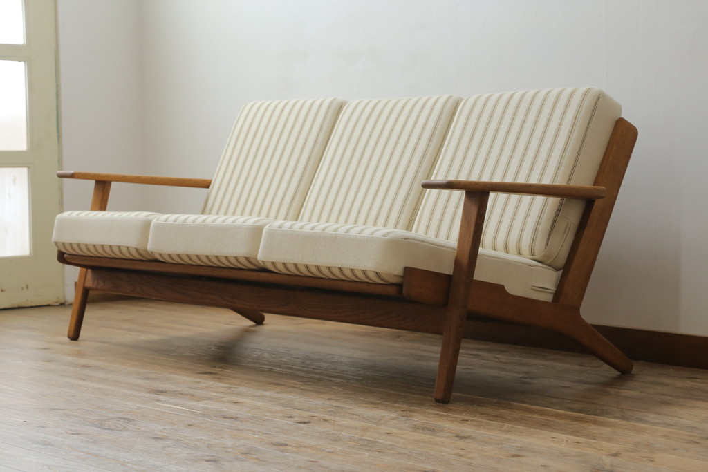 北欧ビンテージ　デンマークビンテージ　Hans J Wegner(ハンス・J・ウェグナー)　GETAMA(ゲタマ)　GE290　洗練された佇まいが目を引く3人掛けソファ(3P、三人掛け、アームソファ、トリプルソファ、3シーター、北欧、ヴィンテージ)(R-068271)