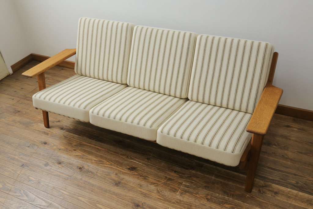 北欧ビンテージ　デンマークビンテージ　Hans J Wegner(ハンス・J・ウェグナー)　GETAMA(ゲタマ)　GE290　洗練された佇まいが目を引く3人掛けソファ(3P、三人掛け、アームソファ、トリプルソファ、3シーター、北欧、ヴィンテージ)(R-068271)