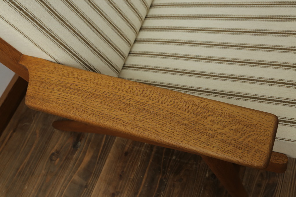 北欧ビンテージ　デンマークビンテージ　Hans J Wegner(ハンス・J・ウェグナー)　GETAMA(ゲタマ)　GE290　洗練された佇まいが目を引く3人掛けソファ(3P、三人掛け、アームソファ、トリプルソファ、3シーター、北欧、ヴィンテージ)(R-068271)