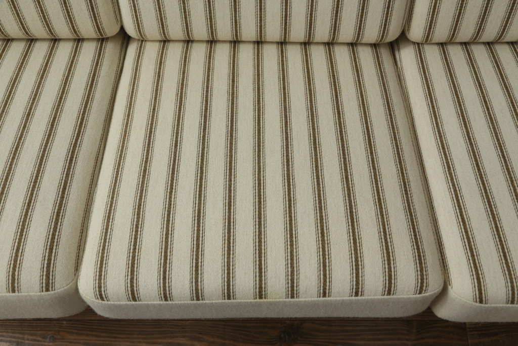 北欧ビンテージ　デンマークビンテージ　Hans J Wegner(ハンス・J・ウェグナー)　GETAMA(ゲタマ)　GE290　洗練された佇まいが目を引く3人掛けソファ(3P、三人掛け、アームソファ、トリプルソファ、3シーター、北欧、ヴィンテージ)(R-068271)