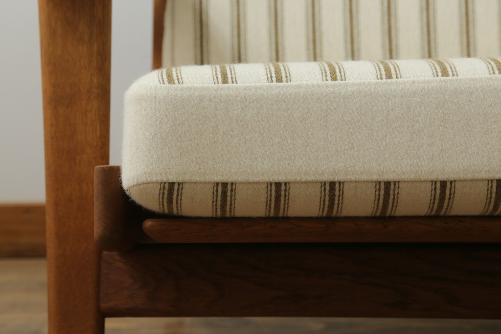 北欧ビンテージ　デンマークビンテージ　Hans J Wegner(ハンス・J・ウェグナー)　GETAMA(ゲタマ)　GE290　洗練された佇まいが目を引く3人掛けソファ(3P、三人掛け、アームソファ、トリプルソファ、3シーター、北欧、ヴィンテージ)(R-068271)