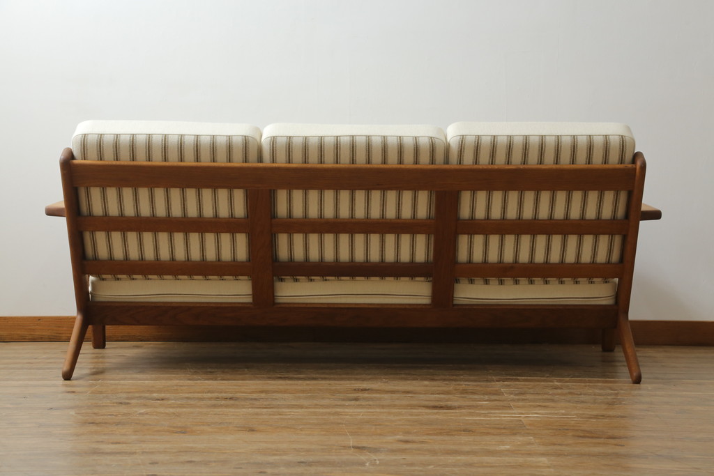 北欧ビンテージ　デンマークビンテージ　Hans J Wegner(ハンス・J・ウェグナー)　GETAMA(ゲタマ)　GE290　洗練された佇まいが目を引く3人掛けソファ(3P、三人掛け、アームソファ、トリプルソファ、3シーター、北欧、ヴィンテージ)(R-068271)