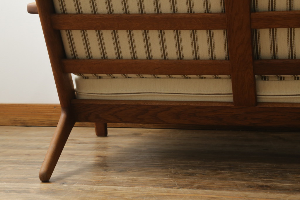 北欧ビンテージ　デンマークビンテージ　Hans J Wegner(ハンス・J・ウェグナー)　GETAMA(ゲタマ)　GE290　洗練された佇まいが目を引く3人掛けソファ(3P、三人掛け、アームソファ、トリプルソファ、3シーター、北欧、ヴィンテージ)(R-068271)