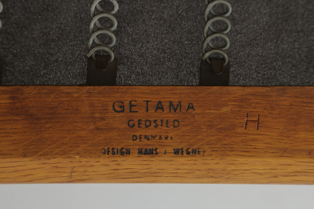 北欧ビンテージ　デンマークビンテージ　Hans J Wegner(ハンス・J・ウェグナー)　GETAMA(ゲタマ)　GE290　洗練された佇まいが目を引く3人掛けソファ(3P、三人掛け、アームソファ、トリプルソファ、3シーター、北欧、ヴィンテージ)(R-068271)