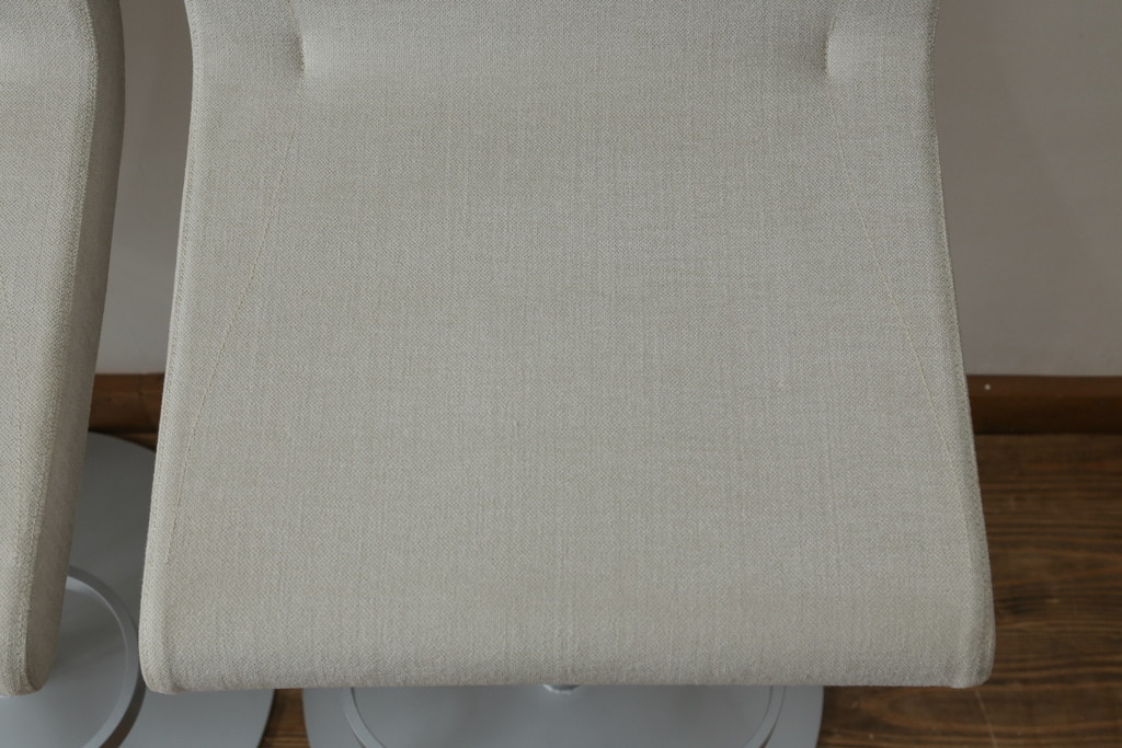 中古　短期展示品　美品　Cassinaixc.(カッシーナイクスシー)　Boomerang(ブーメラン)　シンプルで上品な佇まいが魅力のカウンターチェア3脚セット(回転椅子、ハイチェア、アームレスチェア、店舗什器)(R-073535)