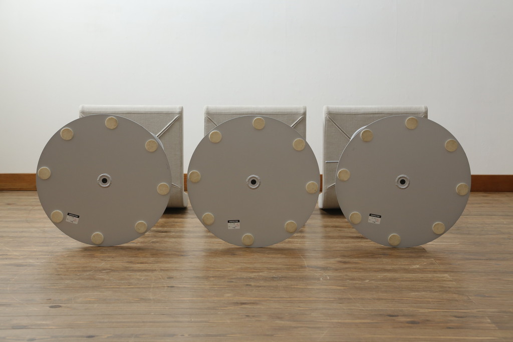 中古　短期展示品　美品　Cassinaixc.(カッシーナイクスシー)　Boomerang(ブーメラン)　シンプルで上品な佇まいが魅力のカウンターチェア3脚セット(回転椅子、ハイチェア、アームレスチェア、店舗什器)(R-073535)