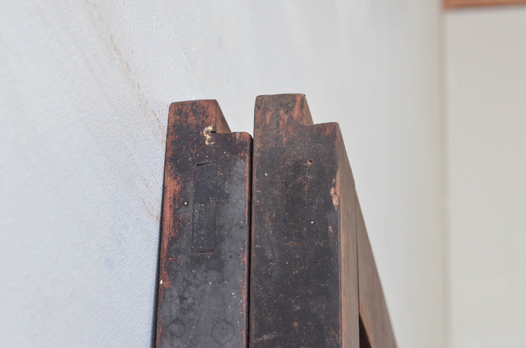 アンティーク建具　鋲付きがお洒落なアクセントになる板戸2枚セット(引き戸)(R-076058)