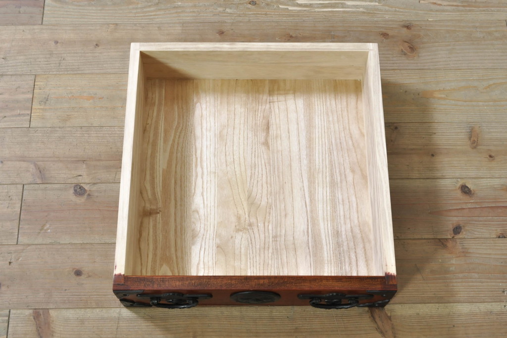 中古　美品　岩谷堂箪笥　菊幸　美しい木目と重厚感ある金具が目を惹く茶箪笥(違い棚、食器棚、飾り棚、茶棚、収納棚、戸棚、キャビネット)(R-074042)