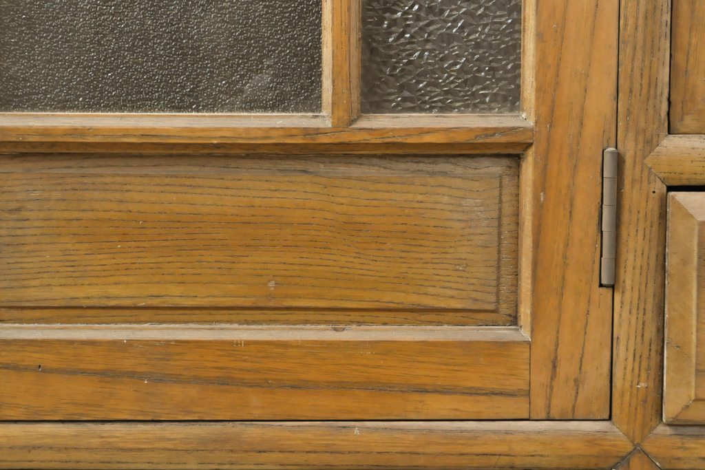 和製アンティーク　前面欅(ケヤキ)　丸窓のレトロな雰囲気と木の温もりを感じる風合いが魅力的な収納棚(戸棚、食器棚、サイドボード)(R-057611)