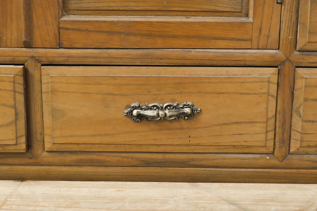 和製アンティーク　前面欅(ケヤキ)　丸窓のレトロな雰囲気と木の温もりを感じる風合いが魅力的な収納棚(戸棚、食器棚、サイドボード)(R-057611)