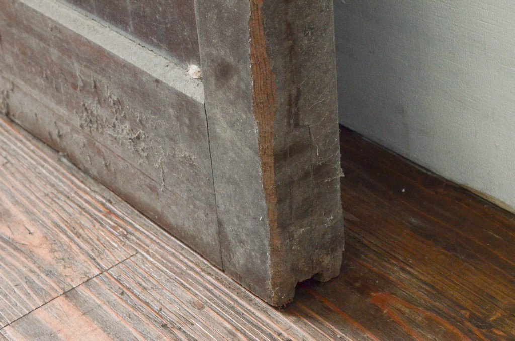 アンティーク建具　総欅(ケヤキ)材　巾着金具　赤みがかった美しい木色と縁起物の金具が魅力の蔵戸1枚(玄関戸、引き戸)(R-074296)