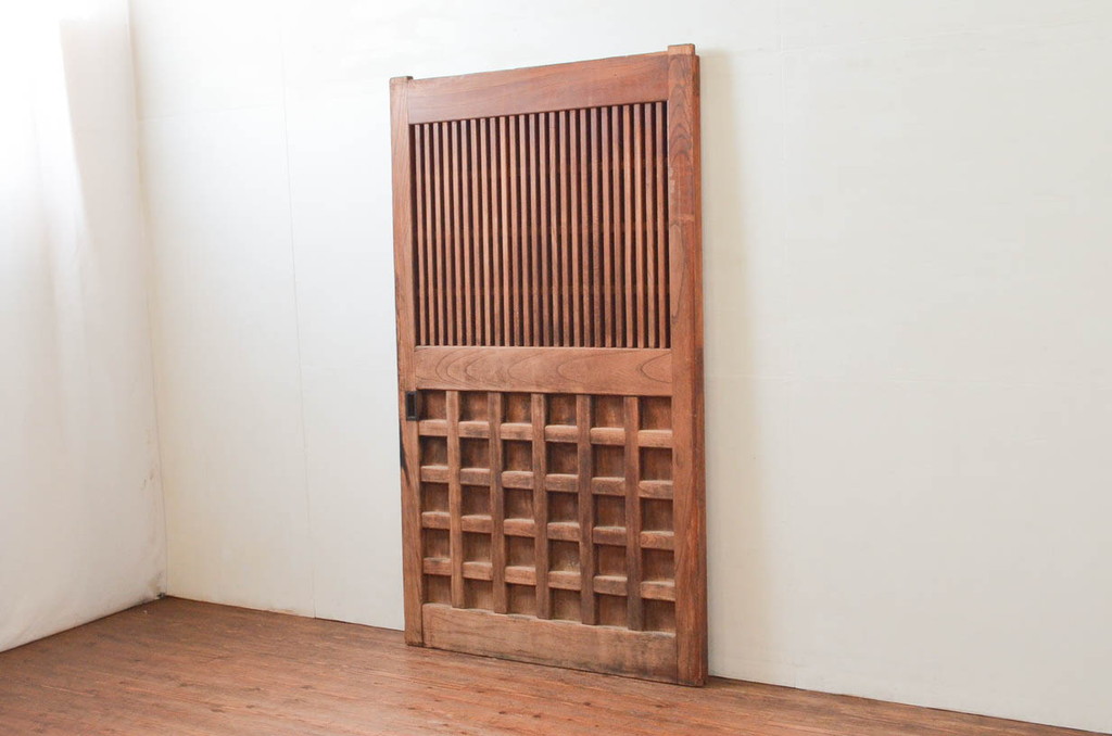 アンティーク建具　総欅(ケヤキ)材　堂々とした佇まいが存在感を放つ格子蔵戸1枚(きつね格子、狐格子、玄関戸、引き戸、枡格子、マス目、升目)(R-074298)