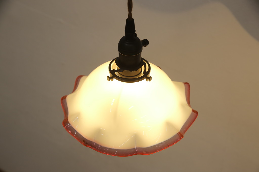 アンティーク照明　赤縁フリル　レトロなデザインが可愛らしい吊り下げ照明(ペンダントライト、天井照明、シェード、電笠)(R-058074)
