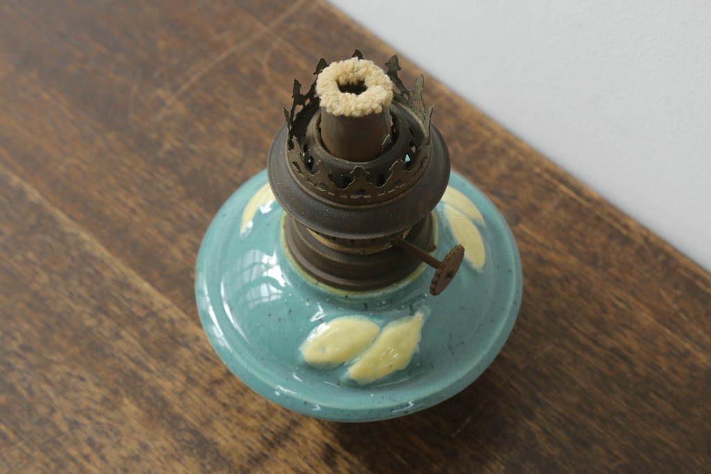 アンティーク照明　ヨーロッパ　高級品!!　陶器製の油タンクと豪華な真鍮製の吊り金具が魅力的なオイルランプ(天井照明、吊り下げランプ、ランタン、ハンギングランプ)(R-075983)